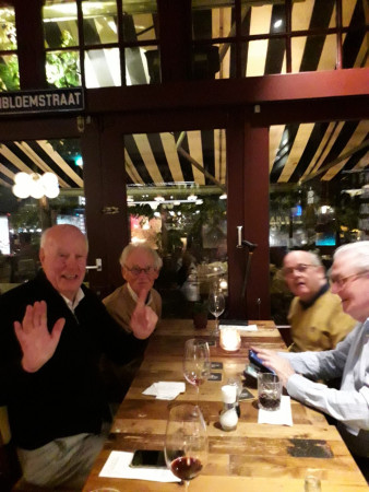 Arno was op de vorige foto slecht zichtbaar. Nu wijst de voorzitter hem aan.